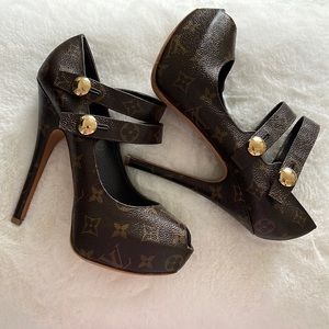 Louis Vuitton never worn heels